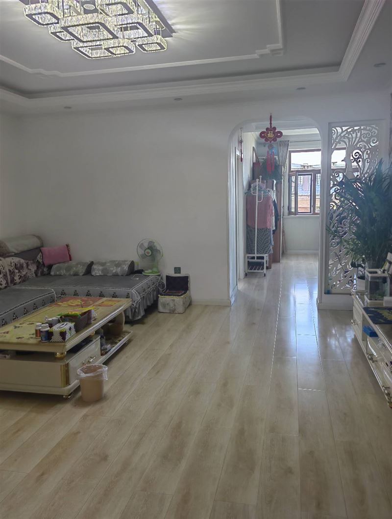 出售歐洲新城二期32號(hào)樓高層面積106帶負(fù)一層車庫(kù)售價(jià)60萬不議價(jià)，有意者聯(lián)系15946412929